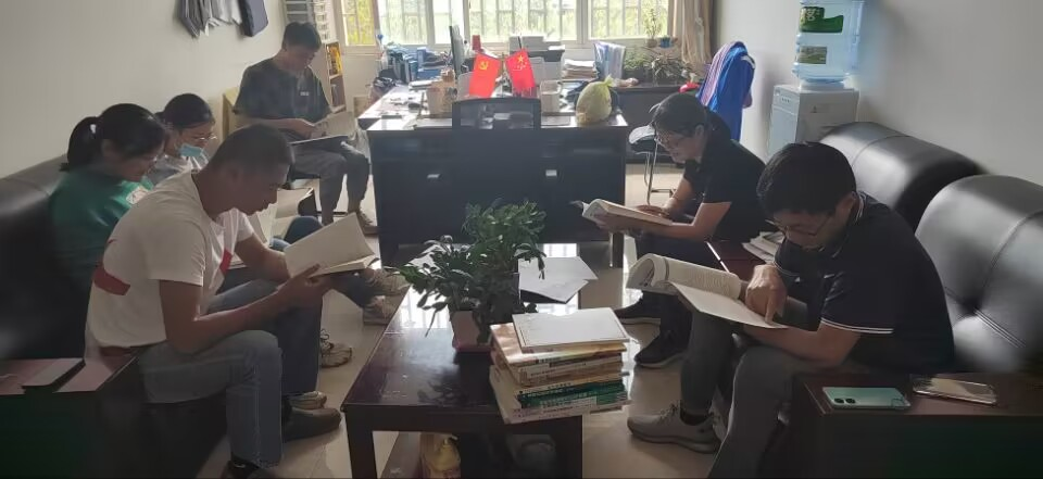 党总支对教材进行政治审查 